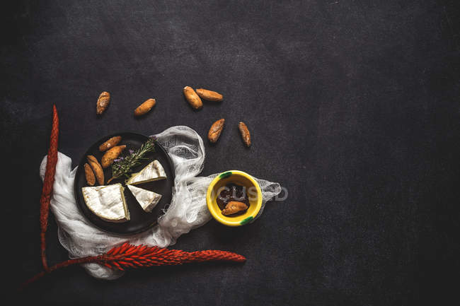 Камамбер с хлебными палочками — стоковое фото