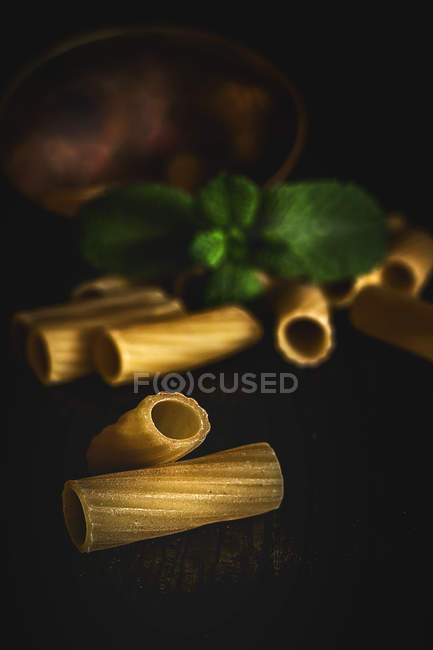 Неварені макарони з листям м'яти — стокове фото