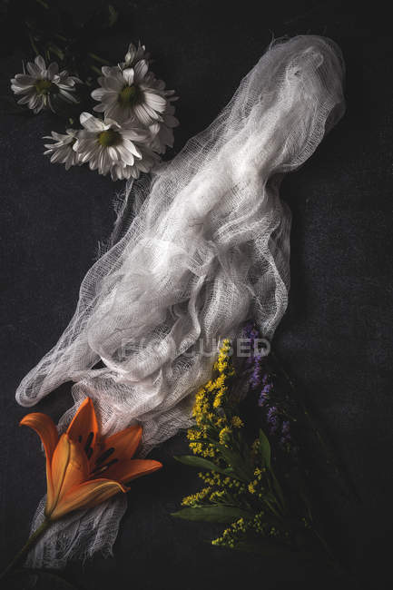 Modello floreale con diversi fiori colorati e sguardo sulla vecchia tavola — Foto stock