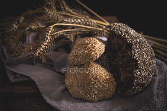Pan rústico y trigo - foto de stock