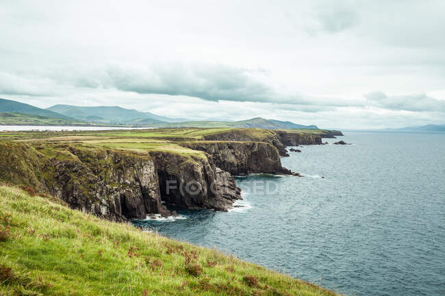 Bella scogliera nel lato selvaggio dell'Irlanda. — Foto stock