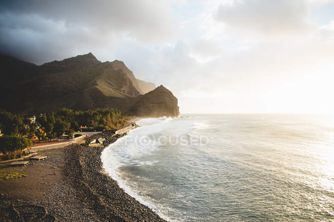 Scenic view of sea shore and cliffs on  sunny day. — Stock Photo