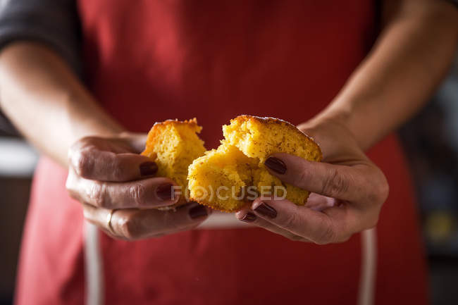 Средняя часть женщины разрывает ломтик лимонного пирога — стоковое фото