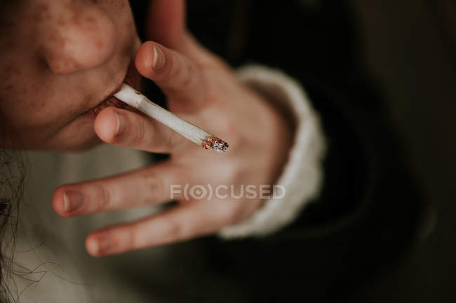 Распутная девушка не только курит сигареты но и трахается со всеми подряд