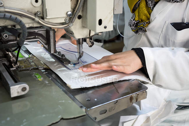 Midsection do trabalhador usando máquina de costura — Fotografia de Stock
