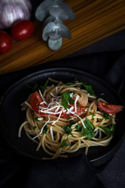 Spaghetti con pomodori e formaggio — Foto stock
