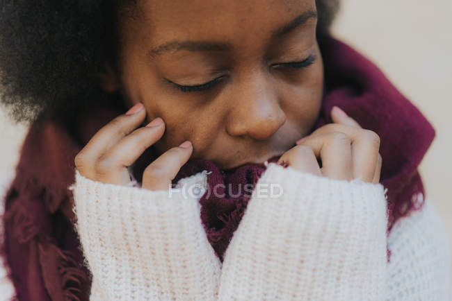 Close up portrait of girl posing with closed eyes over brick wall — Stock Photo
