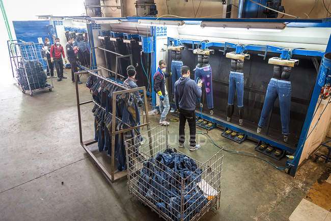 TANGIER, MOROCCO- 18 avril 2016 : Vue panoramique des travailleurs des manufactures de vêtements — Photo de stock