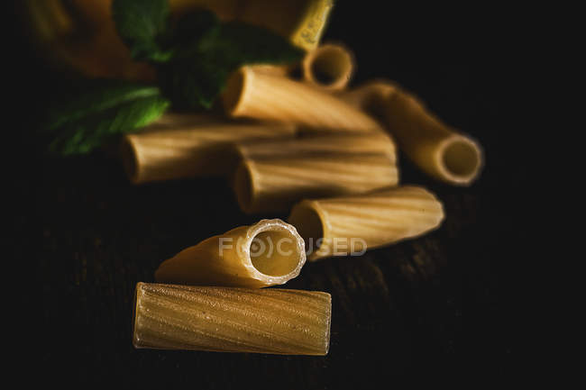 Невареная паста с мятными листьями — стоковое фото