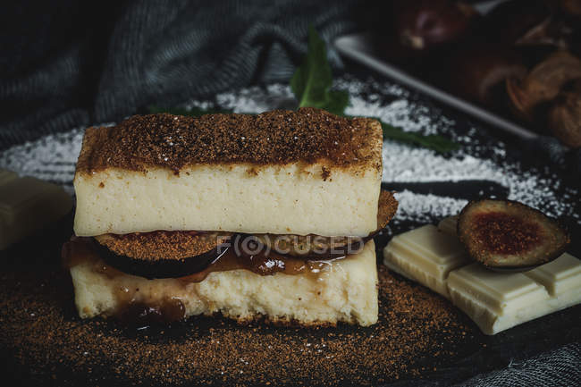 Cheesecake aux figues et confiture de fraises — Photo de stock