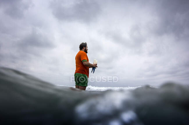Человек, стоящий на берегу моря — стоковое фото