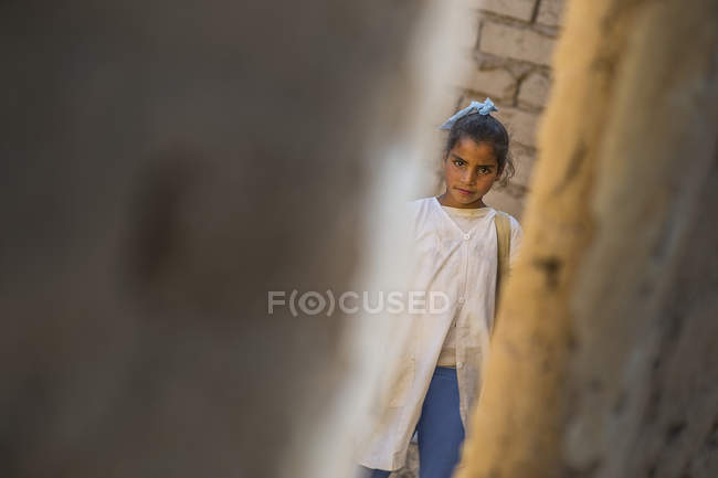 Menina árabe de pé em ruínas — Fotografia de Stock