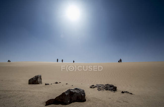 Menschen, die in der Wüste gehen — Stockfoto