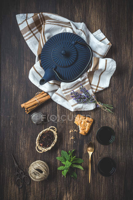 Arabic tea in traditional glasses — Stock Photo