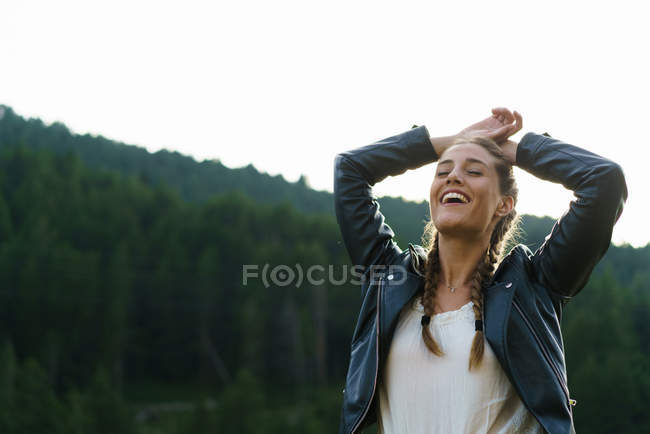 Chica rubia alegre riendo en la naturaleza - foto de stock