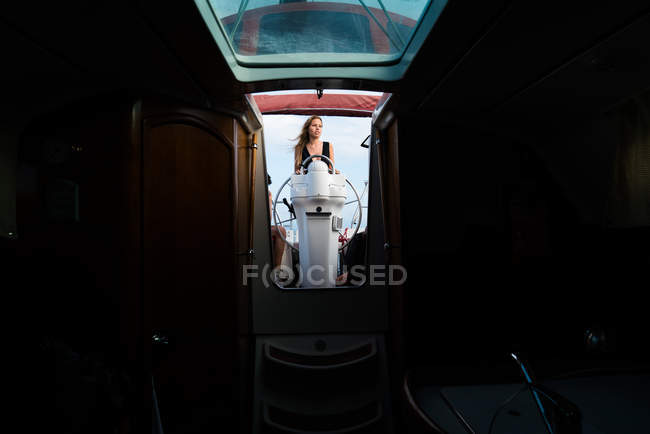 Menina loira em maiô posando no volante e olhando para longe — Fotografia de Stock