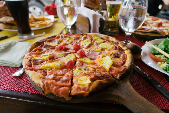 Ветчина и ананасовая пицца — стоковое фото