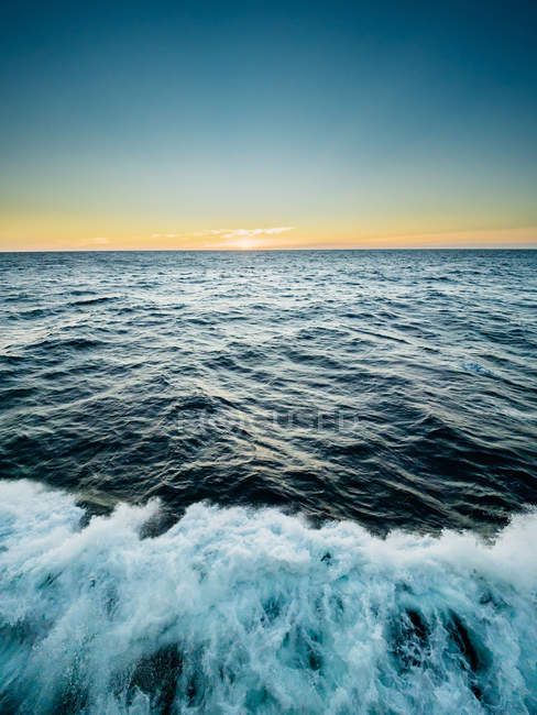 Paysage marin avec ciel aube — Photo de stock
