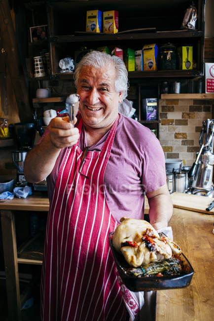 Лондон, Великобританія - 4 травня 2017: Веселий чоловік Холдинг блюдо, вказуючи пінцетом на камеру — стокове фото