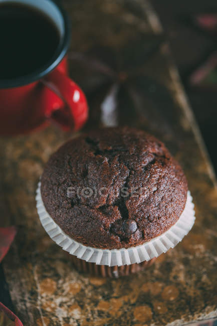 Muffin au chocolat avec tasse à café — Photo de stock