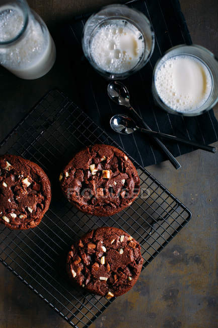 Chocolate cookies and glasses of milk — Stock Photo