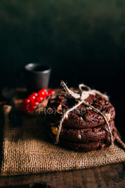Galletas Brownie atadas con cuerda - foto de stock