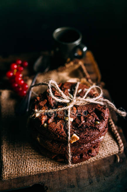 Cookies brownie attachés à la ficelle — Photo de stock