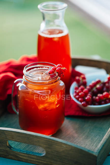 Красный смородиновый напиток — стоковое фото