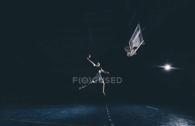 Man jumps playing basket in stadium indo — Stock Photo