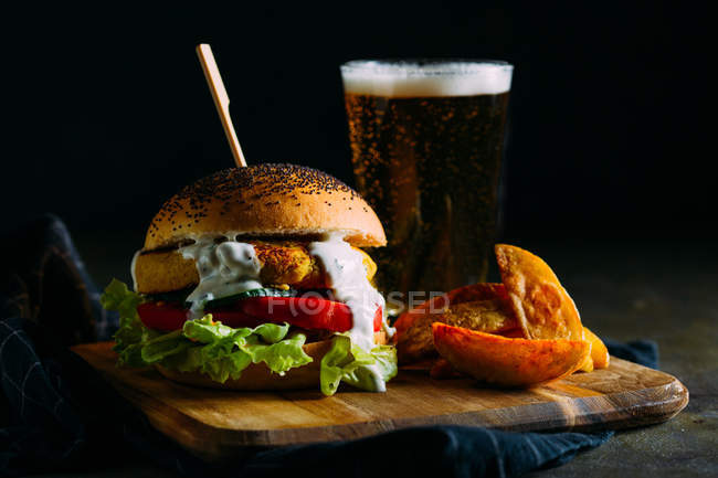 Hamburguesa vegetariana y vaso de cerveza - foto de stock