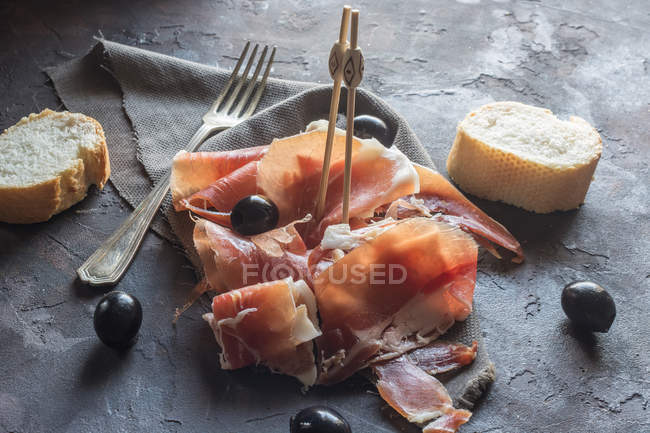 Prosciutto stagionato con pane e olive — Foto stock