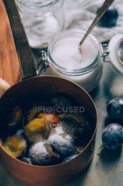 Chopped plums in saucepot — Stock Photo