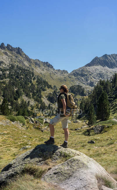 Female athlete walking through all of the Pyrenees in summer — Stock Photo