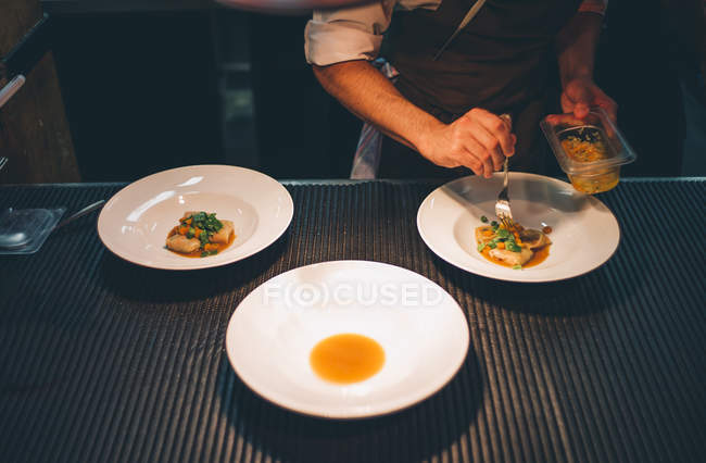 Décorer des plats gastronomiques au restaurant cuisine — Photo de stock