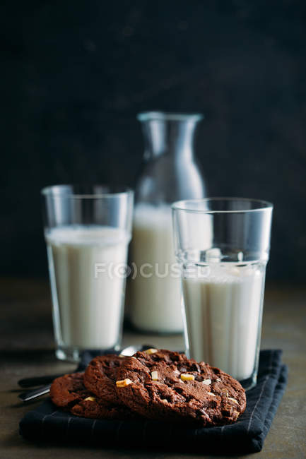 Biscuits au chocolat et verres de lait — Photo de stock