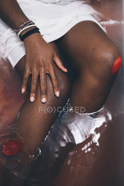 Девушка отдыхает в ванне с яркой водой — стоковое фото