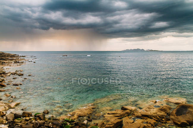 Mer sous un paysage nuageux pittoresque — Photo de stock