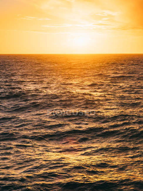 Luz solar brilhante acima do mar agitado — Fotografia de Stock