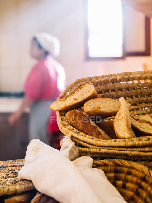 Pan rural en canasta - foto de stock