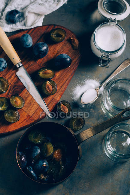 Prugne durante preparazione di marmellata — Foto stock