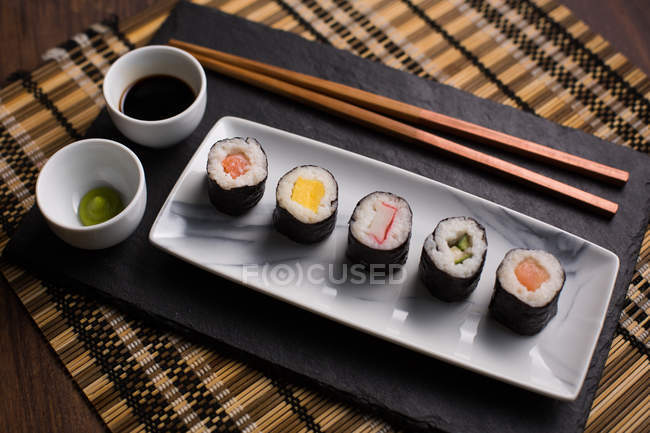 Set de sushi servido en plato de cerámica - foto de stock