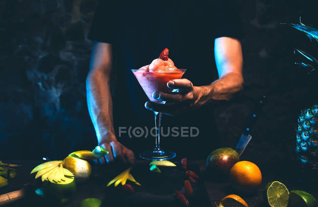 Male hand holding glass with cocktail — Stock Photo
