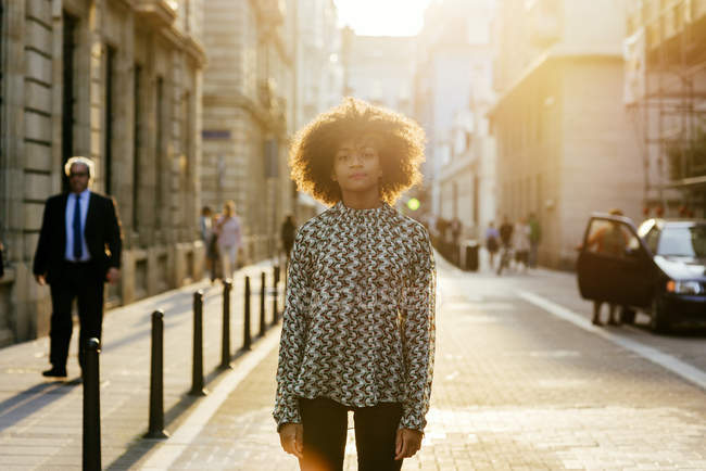Femme posant dans la rue — Photo de stock