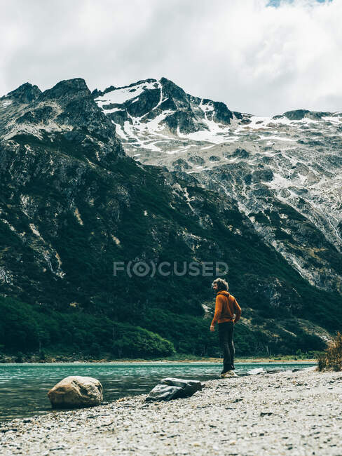 Viajante no lago em montanhas — Fotografia de Stock