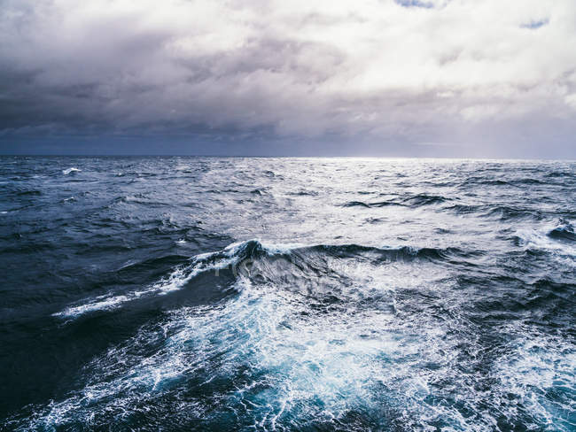 Mar en clima tormentoso - foto de stock