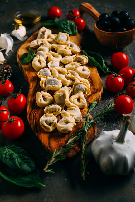 Handmade tortellini with fresh vegetables — Stock Photo