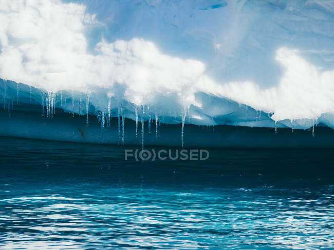 Icículos en el fondo del glaciar — Stock Photo