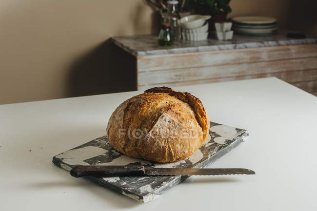 Свежеиспеченный деревенский хлеб — стоковое фото