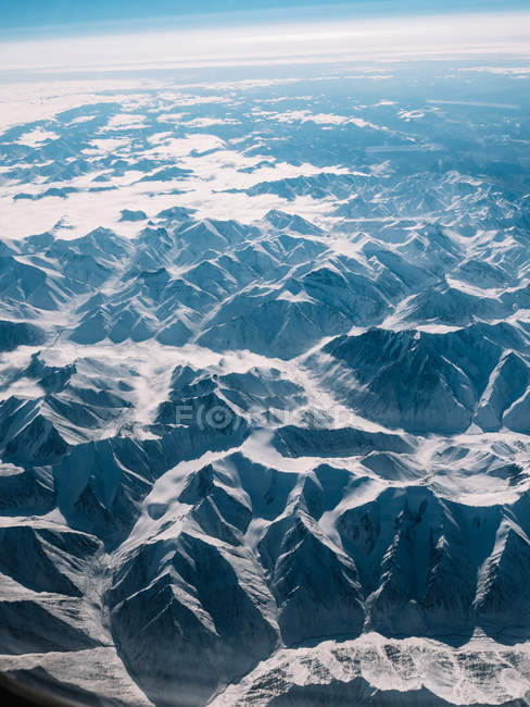 Vue sur les montagnes enneigées — Photo de stock
