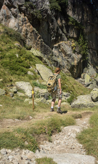Atleta a piedi attraverso tutti i Pirenei in estate — Foto stock